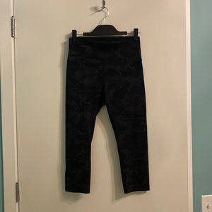 Lululemon Wunder Under Cropped Leggings in black camo print - size 10